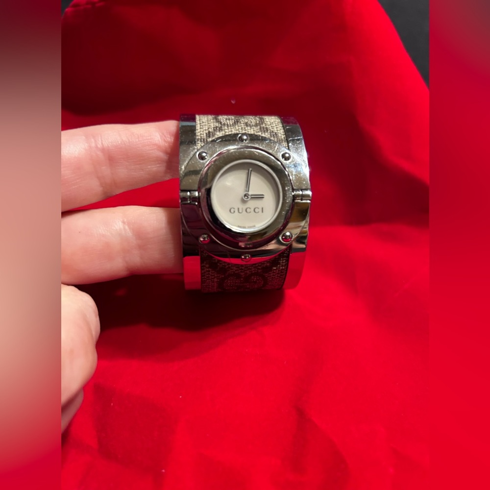 Gucci Luxury Statement Logo Bracelet Watch - Picture 3 of 9